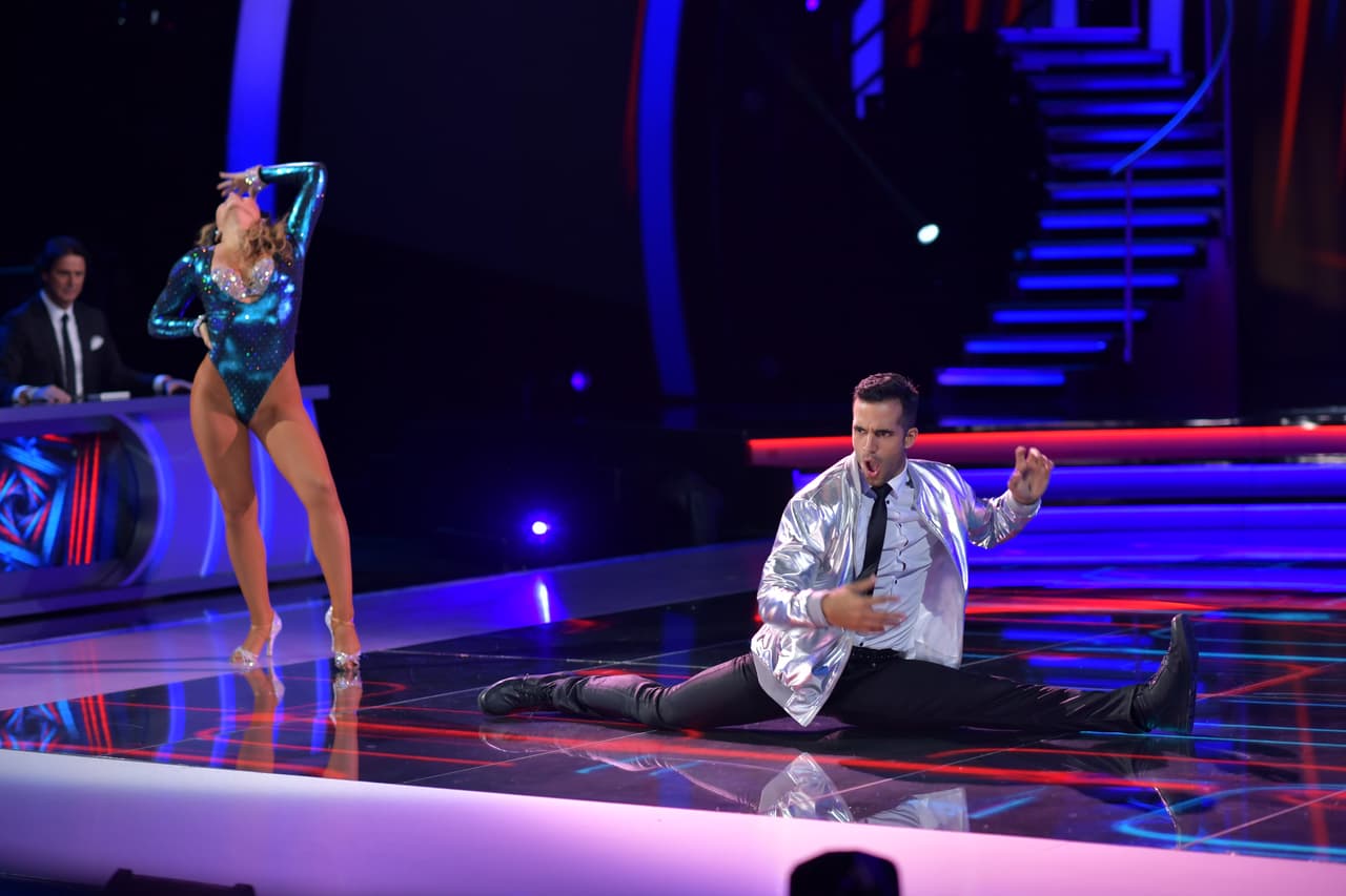 El gimnasta Danell Leyva bailó disco como los grandes en la pista.