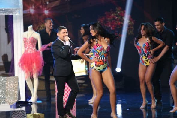 Taco de ojo para Larry Hernández. Las chicas de Nuestra Belleza Latina lo recibieron en bikini y por supuesto que él no se quejó.