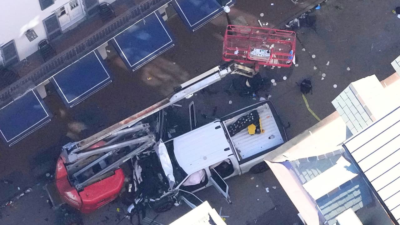 La agente especial del FBI, Alethea Duncan, confirmó que
<b> dentro del vehículo y en otras partes del lugar se encontraron dispositivos explosivos, lo que aumenta la gravedad del atentado.</b> “Se encontraron armas y posibles dispositivos explosivos improvisados (IED) en el vehículo del sujeto”, declaró Duncan, quien también subrayó que 
<b>la investigación aún está en curso.</b>