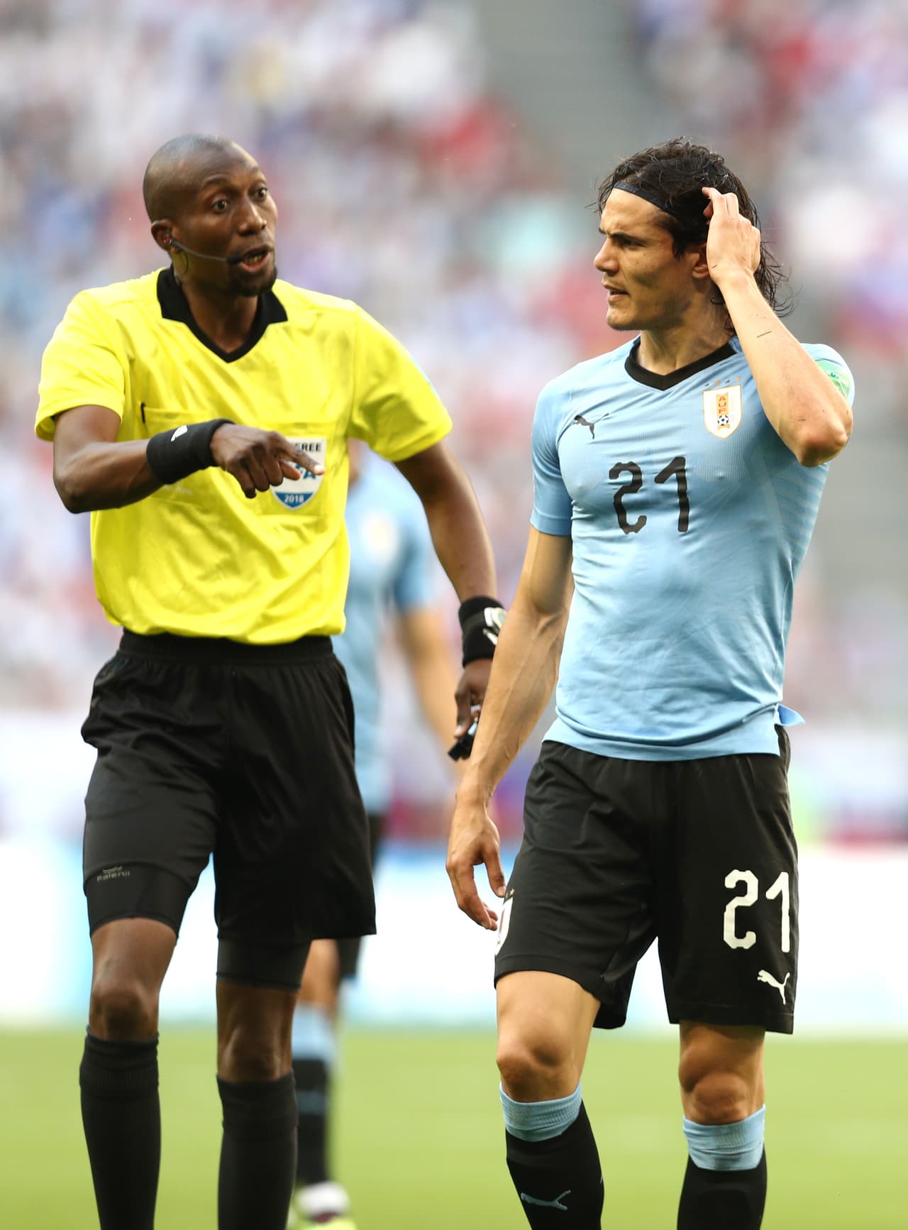 En los primeros minutos Cavani se enfrascó en una discusión con el árbitro Malang Diedhiou por una falta en la que no amonestó al rival. El senegalés le exigía respeto al delantero.