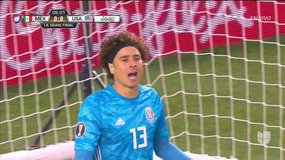 Tiro desviado de Jozy Altidore