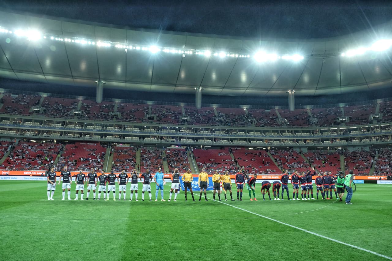 La baja asistencia al estadio de Chivas como consecuencia del mal momento que afronta el equipo, hoy con entrenador interino.