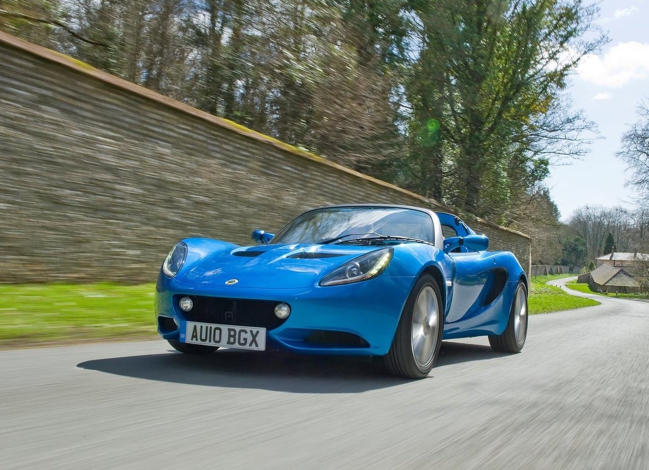 <u><b>Lotus Elise</b></u>
<br>
<br>Considerado el modelo más vendido en la historia de la compañía, el Lotus Elise fue un regalo que Marc Anthony recibió de Jennifer López. De hecho, a ambos se les vio compartir en múltiples ocasiones a bordo de este exótico por las calles de California.