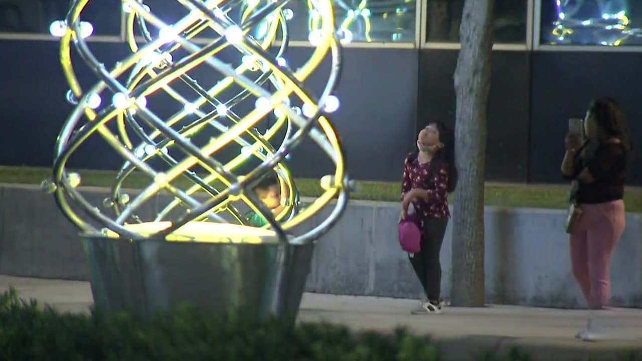 El show de luces en la avenida se puede disfrutar durante toda la noche.