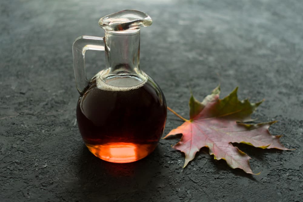 <b>Procedimiento:</b>
<br>Colocarás en el vaso de vidrio el recorte, la imagen o fotografía de tu deseo. Posteriormente las 3 hojas de laurel y al finalizar, la miel maple. Tapa el vaso con el papel aluminio, ciérralo perfectamente con la cinta adhesiva