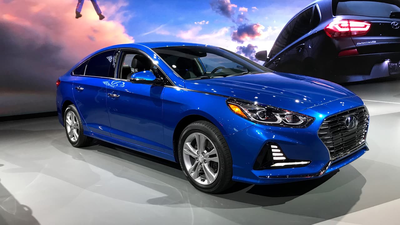 <b>Hyundai</b> presentó la 
<b><a href="http://www.univision.com/noticias/auto-show-de-nueva-york/nueva-york-2017-el-sonata-2018-busca-la-formula-para-curar-los-males-de-diseno-de-hyundai" target="_blank">actualización de medio ciclo del Sonata</a></b>, su sedán mediado con el propósito de darle interés estético a uno de los sedanes más visualmente conservadores en el mercado automotriz mundial de hoy en día.