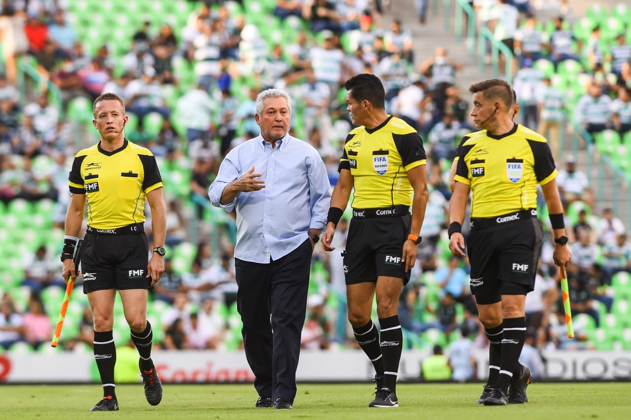 Vucetich charlando con el árbitro tras perder ante Santos.