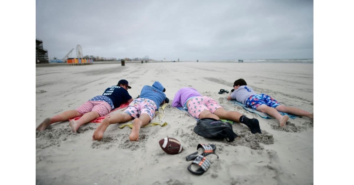 recreación empleados descansando en la playa