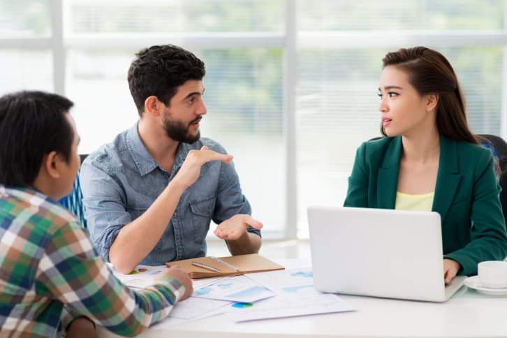 Evita las situaciones controversiales y cuando lleguen a tus oídos las murmuraciones y enredos no te hagas eco de ellas sino más bien sigue tu camino sin participar en algo que luego te cause problemas serios en tus relaciones personales. Por Profesor Zellagro