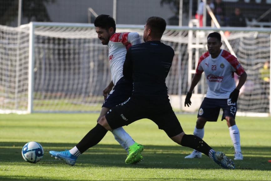 Oribe Peralta y José Juan Macías dan triunfo a Chivas en amistoso