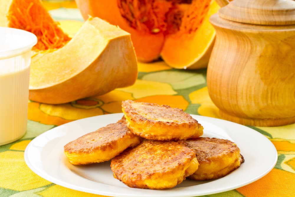 Recuerda que un truco para cocinar pancakes es cocerlos a temperatura ideal; esto lo puedes comprobar si éstos se cocinan rápidamente en el exterior dejando su centro algo aguado.