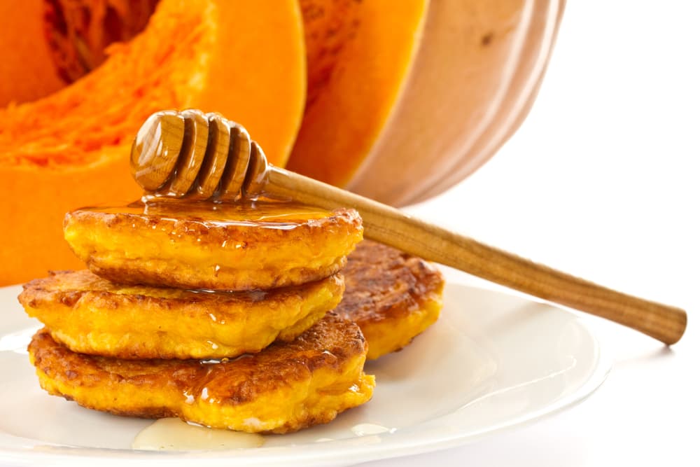 Pancakes. Puedes tener un desayuno delicioso con unos pancakes de calabaza. Son livianos y una delicia, solo necesitas los siguientes ingredientes: harina, polvo para hornear, azúcar morena, nuez moscada, canela, jengibre molido, puré de calabaza, leche, vainilla y sal.