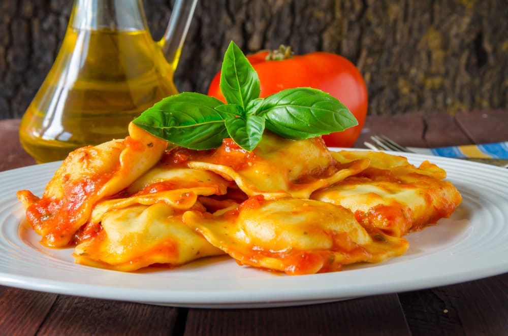 Ravioles. Puedes empezar a experimentar con unos ravioles de calabaza, para el relleno necesitas una calabaza dulce, aceite de oliva, sal, pimienta, queso parmesano rallado y huevos.