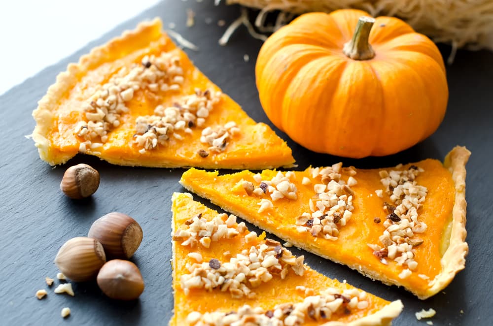 Para la preparación solo debes rallar o hacer puré la verdura, después agrega el resto de los ingredientes, mezcla bien y arma los buñuelos. En una asadera aceitada pon cucharadas de la preparación. Luego lleva al horno hasta que estén doraditos, retira de la asadera y listo.