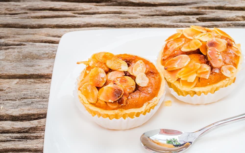 Tartitas. Lleva a la mesa una calabaza grande, 2 huevos, queso fresco, 2 cucharadas de queso crema, discos para empanadas, sal, pimienta y ahora aventúrate a preparar unas exquisitas tartitas.