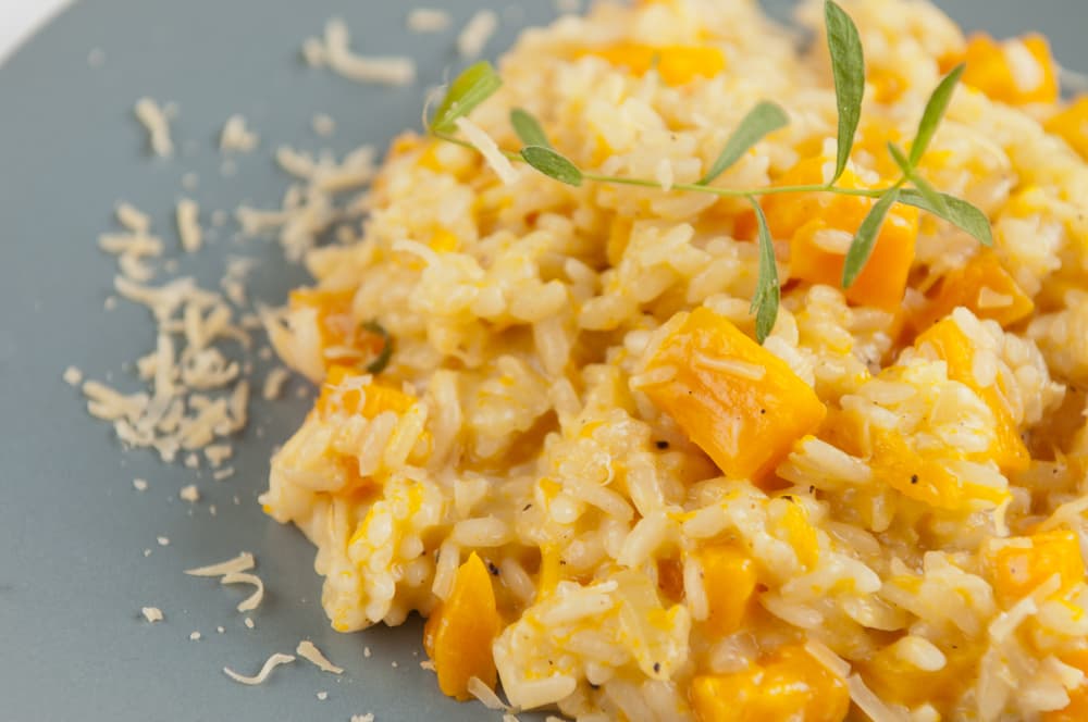 Risotto. Si te gusta el risotto, uno de calabaza con albahaca y tomates secos será tu adoración. Además es muy fácil y rápido de preparar, incluso si quieres que sea un plato un poco más suculento puedes agregarle pollo previamente cocido.