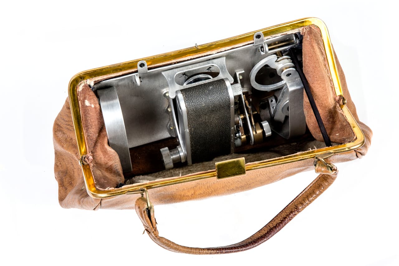 Un bolso de mano con una cámara fotográfica. Muchos de los dispositivos eran diseñados para mujeres espías.