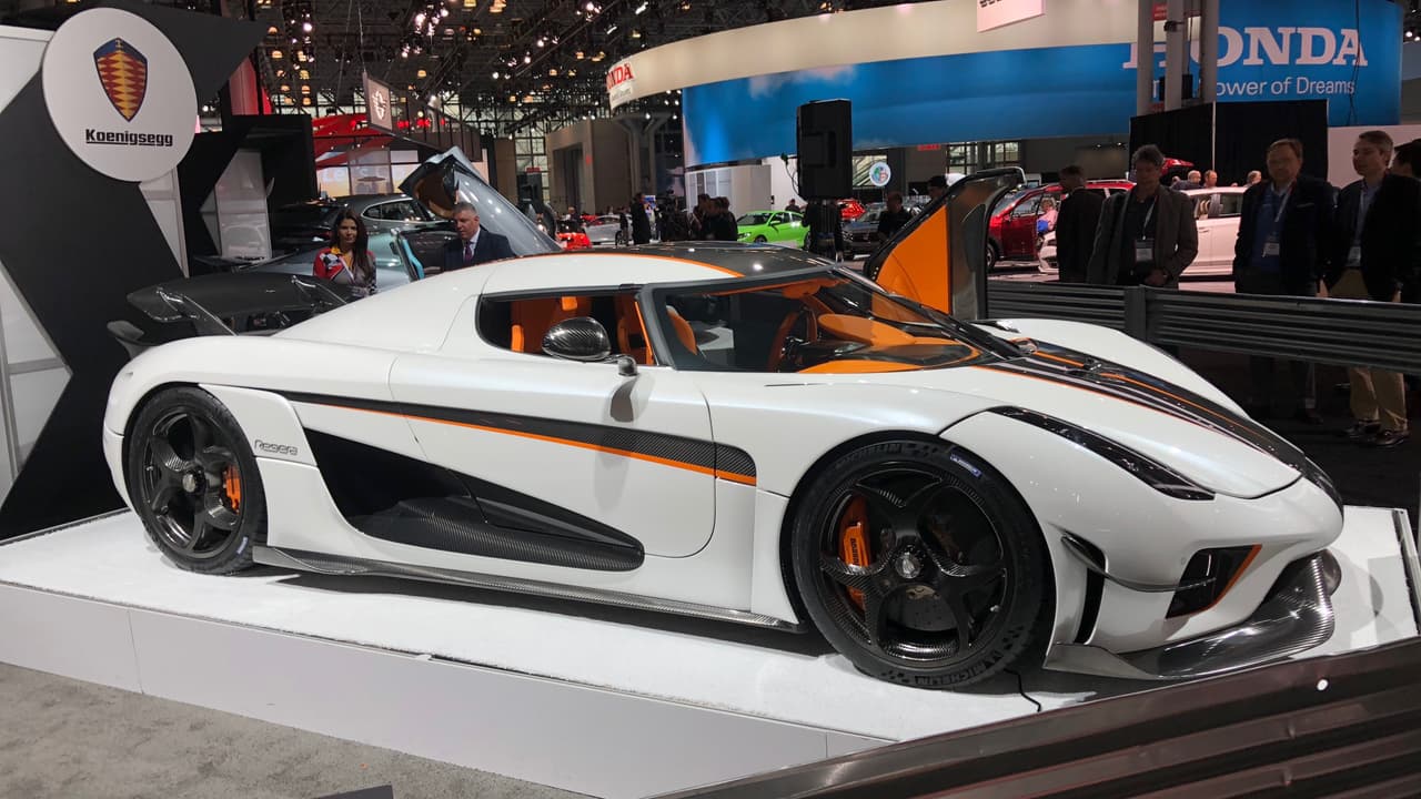 <h3 class="cms-h3-H3">Feos: Superautos ridículamente poderosos</h3>
<br>
<br>Si, son increibles, son objeto del deseo de muchos y son lo más poderoso que hay sobre cuatro ruedas. Pero la mayoría de los superautos son cada día más 
<b>feos</b>, más 
<b>inútiles</b>, más 
<b>frágiles</b> y más 
<b>sin sentido</b>. Usamos la foto de un Koenigsegg, pero lo mismo vale para 
<b>Bugatti</b>, 
<b>McLaren</b>, 
<b>Pagani</b> y hasta algunos 
<b>Lamborghinis</b> y 
<b>Ferraris</b>. Ya es hora de que los fabricantes de superautos para manejo en vías publicas dejen de poner el estilo por debajo de las prestaciones, las cuales de todas maneras nadie puede usar legalmente en las vías públicas. ¡Qué le pregunten a Aston Martin!