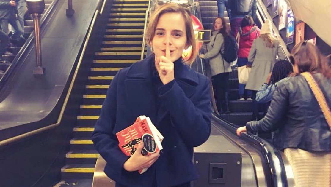 La nueva aventura de Emma Watson: esconder libros feministas por el metro