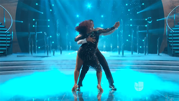 <a href="http://www.univision.com/shows/mira-quien-baila/le-piden-a-chickybombom-apretar-las-tuercas-tras-este-baile-video">Le piden a Chickybombom "apretar las tuercas" tras este baile</a>