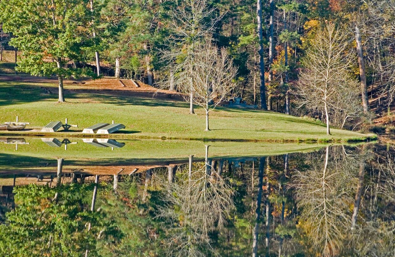 <b>Hard Labor Creek State Park (Rutledge)</b>
<br>
<b>Sitio web</b>:
<a href="https://gastateparks.org/HardLaborCreek">https://gastateparks.org/HardLaborCreek</a>
<br>
<b><a href="https://maps.app.goo.gl/qzcYM9Vf3WJKsRN99">Cómo llegar</a> </b>
<br>
<br>A solo una hora de Atlanta, el Parque Estatal Hard Labor Creek tiene actividades para todos. El campo de golf Creek ofrece juegos excepcionales a precios asequibles y un hermoso lago te da la bienvenida y te permite nadar, pescar o pasear en bote. Camina o pasea en bicicleta por 24 millas de senderos, luego relájate en una acogedora cabaña con Wi-Fi o cocina malvaviscos en el moderno campamento.