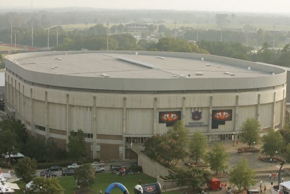 7. Alabama Por abajo del umbral de pobreza en 2009: 17.5 por ciento. Por abajo del umbral de pobreza en 2008: 15.7 por ciento. Residentes cuyos ingresos cayeron por debajo del umbral de pobreza entre 2008 y 2009: 93,478.