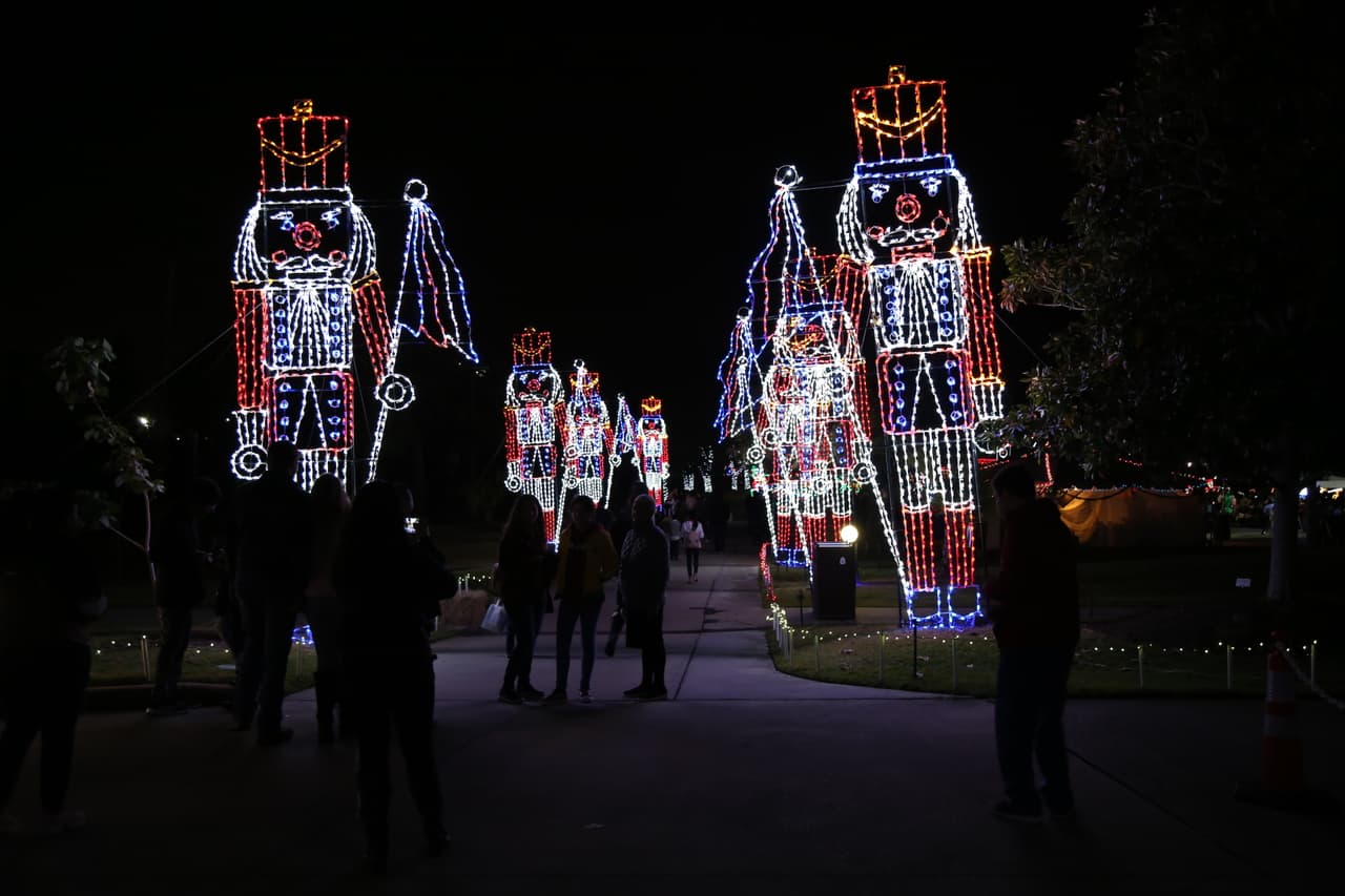 Otra de las atracciones del parque Moody Gardens durante la época navideña es su festival de luces.