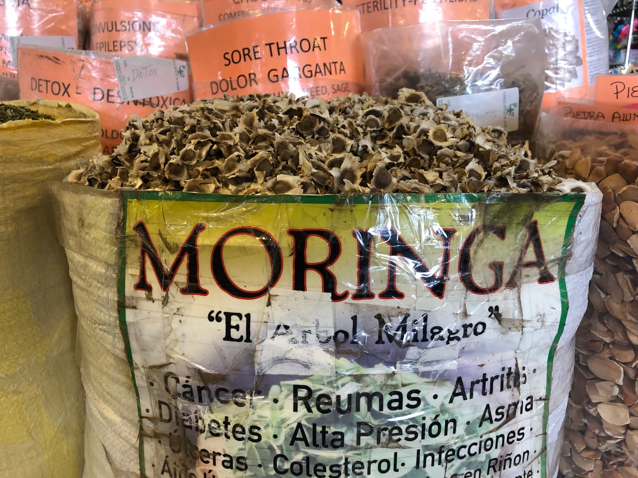 Las etiquetas de las hierbas no necesitan aprobación, así que debe revisarlas cuidadosamente porque podrían no mostrar la cantidad correcta de un ingrediente.