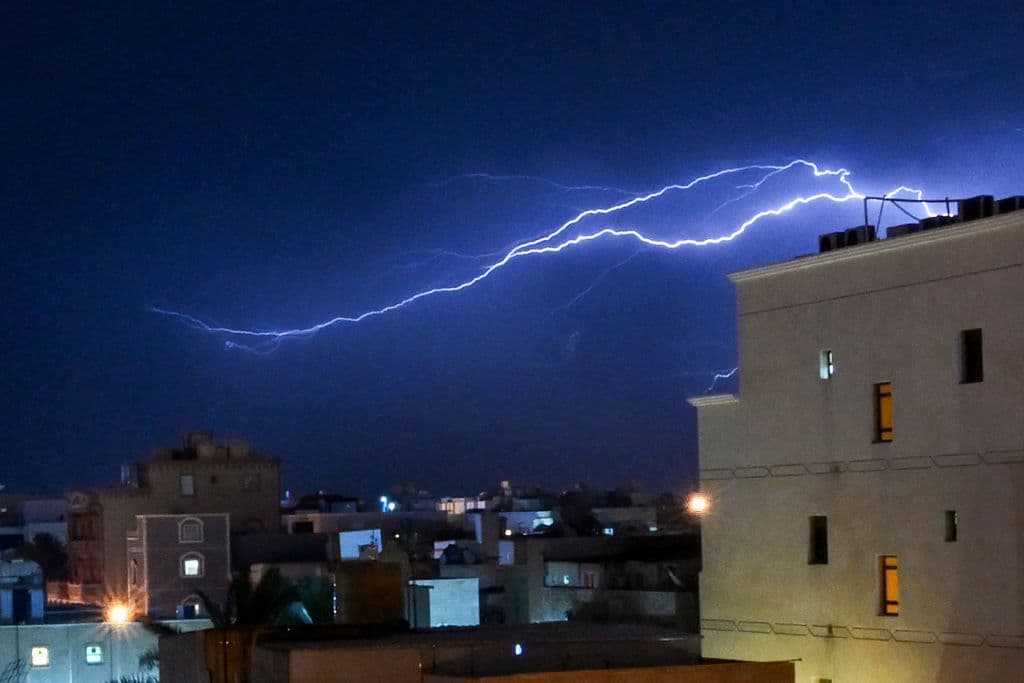 Una mujer de 60 años resulta herida luego de que un rayo impactó el techo de su casa en Arecibo: ¿por qué sucedió?