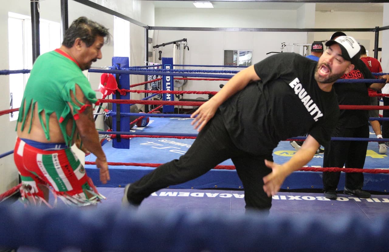 Así pagó la apuesta El Feo a Raúl 'El Pelón' después de la derrota de Julio César Chávez Jr.