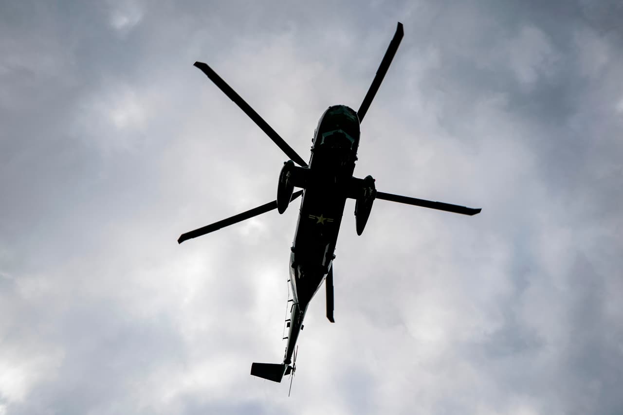 Imagen del Marine One rumbo a la Casa Blanca desde el hospital Walter Reed en Bethesda, Maryland.