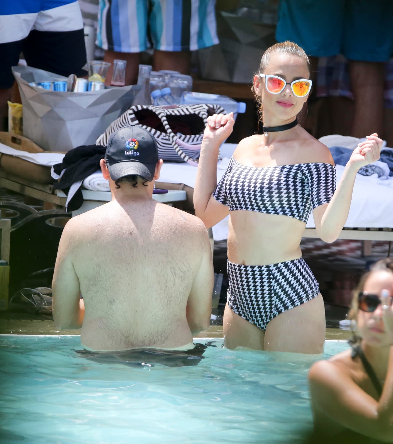 Hasta se puso a bailar a la orilla de la alberca.