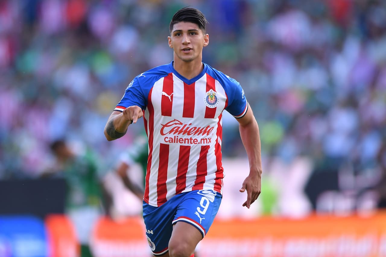 Alan Pulido cumplió con las Chivas y se casó