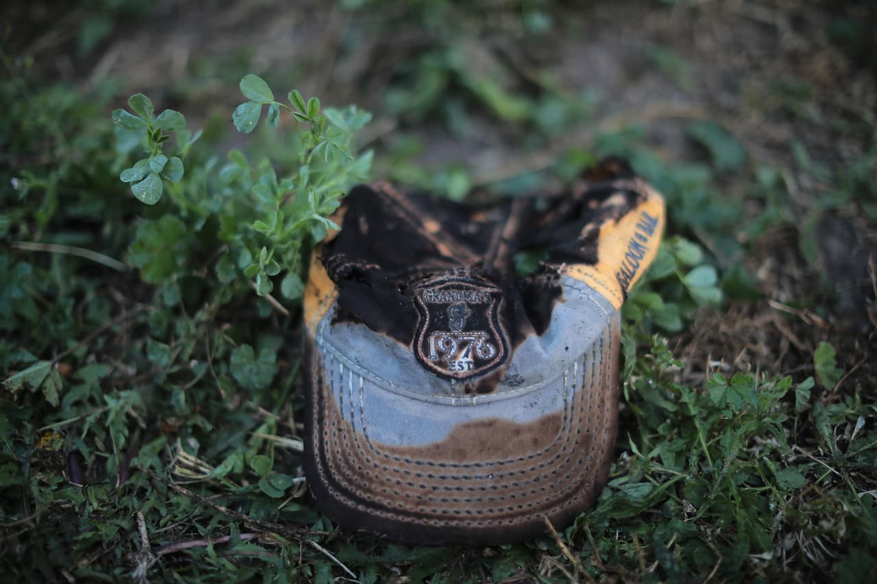 Tras la mortal explosión, se hallaron objetos personales calcinados. El presidente Andrés Manuel López Obrador señaló que investigan si fue provocada intencionalmente o ocurrió por accidente durante el robo de combustible.