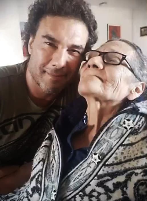 Eduardo Yáñez hizo su reaparición en televisión por primera vez después de sufrir la muerte de su mamá, doña María Eugenia Lúevano, y habló de cómo se siente tras tener esa fuerte pérdida.