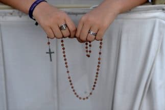 Víctimas de abuso cometidos por sacerdotes ya pueden optar a programa de compensación en California