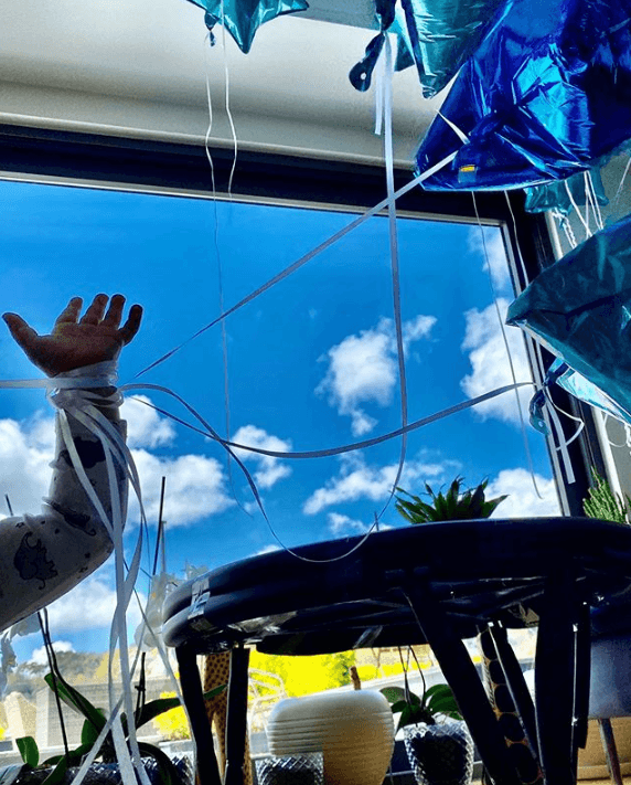 El jueves pasado Evcen también publicó un tierno momento del bebé. En esta fotografía Karan aparece sosteniendo un globo.