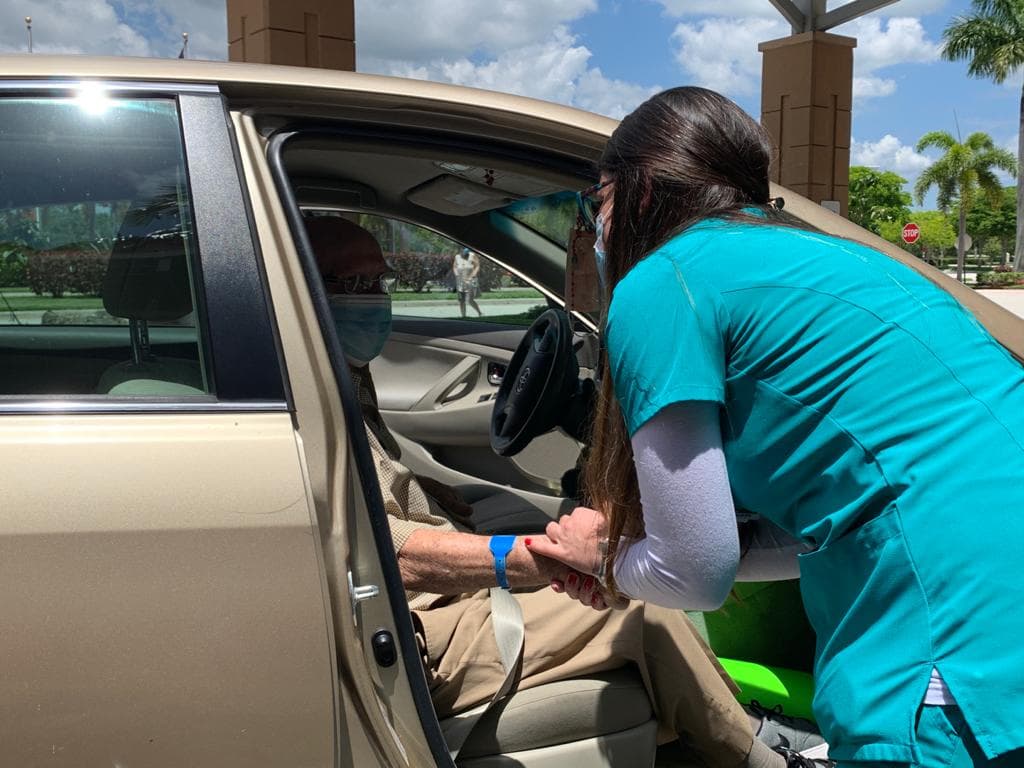 "Me siento muy orgullosa de ver cuantos deseos él tuvo por luchar y mejorarse cada día y conjuntamente con el trabajo de nuestro equipo logramos que un paciente que estaba muy grave pudiera mejorarse del todo", dijo Liset González, enfermera del Hospital Baptist de Homestead.