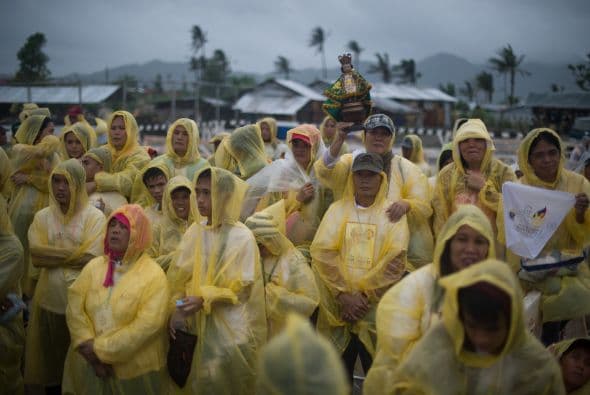 Los asistentes tuvieron que soportar las inclemencias del tiempo.