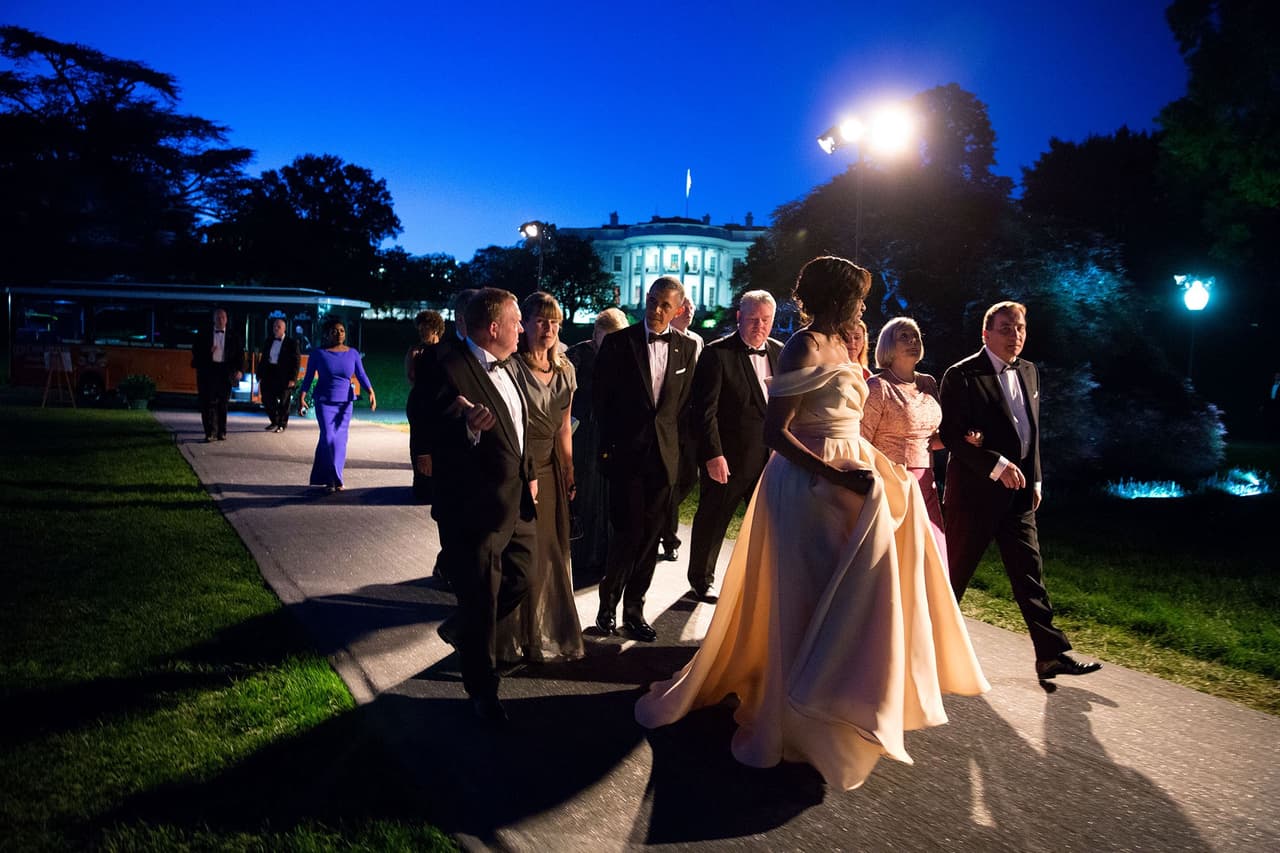 <b>13 de mayo.</b> El presidente y la primera dama acompañan a los líderes de los países nórdicos y sus esposas a la Cena de Estado en ocasión de la cumbre que los reunió en Washington. Foto: Chuck Kennedy.