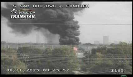 En el lugar de los hechos, las autoridades cerraron todos los carriles mientras el incendio seguía creciendo, con humo cubriendo la zona y siendo visible a varios kilómetros de distancia a través de las cámaras de Houston TranStar.