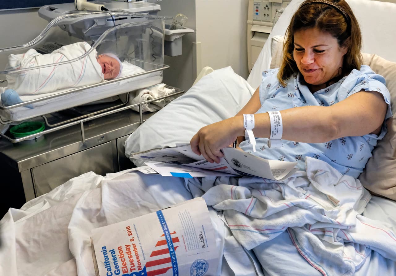 Lara Ibrahim emitió su voto luego de dar a luz a su bebé George.