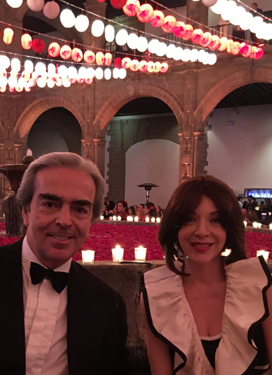 La pareja además de viajar tiene una movida agenda llena de compromisos sociales, por lo que no es novedad ver a
<b><a href="http://www.univision.com/temas/edith-gonzalez">Edith</a></b> y Lorenzo muy elegantes en alguna cena de gala.