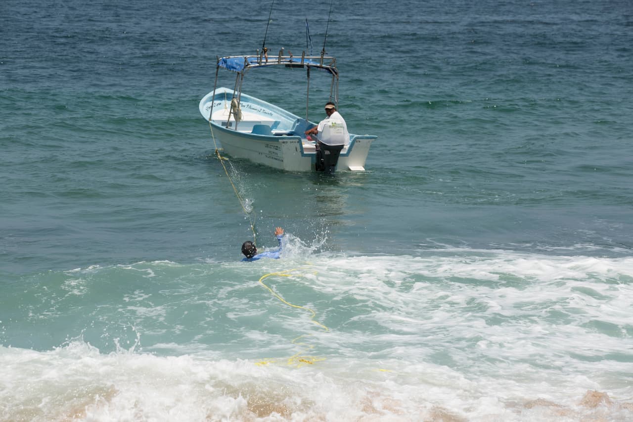 ¿Ese que está ahogándose es Tito? ¡Sí, ayuda!