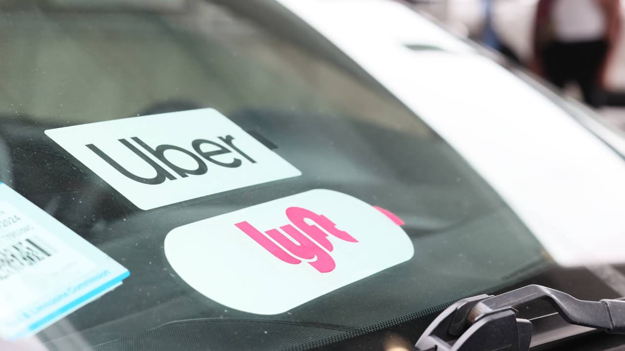 Newsom firma ley que permite sindicalización de conductores de Uber y Lyft en California