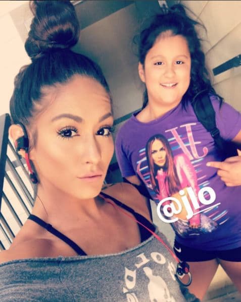 Al igual que Jennifer, la modelo también es madre de una pequeña a la cual considera su gran apoyo. Irónicamente la niña posa con una camiseta con la imagen de JLo.