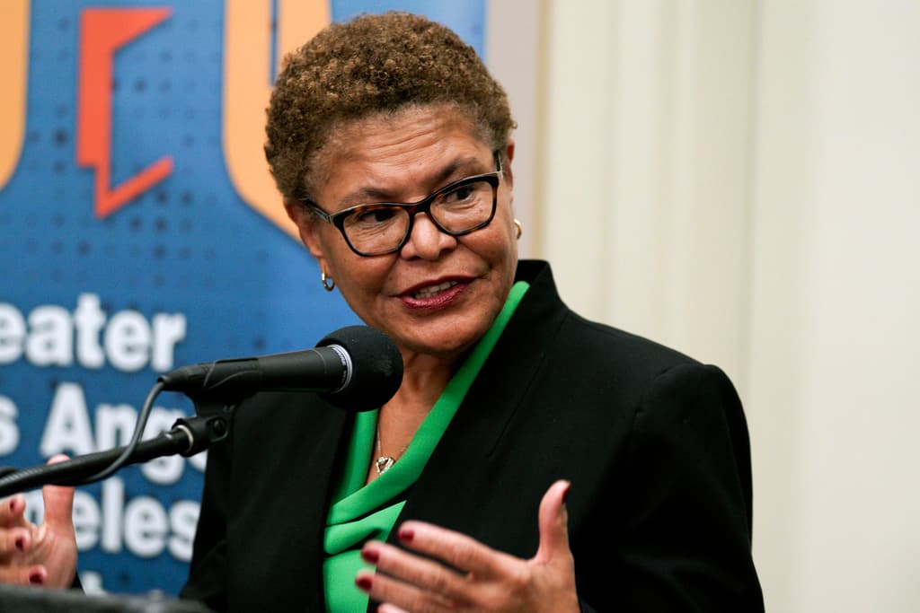 La alcaldesa de Los Ángeles, Karen Bass, informó en conferencia de prensa en North Hollywood que registran cuántas personas viven en las calles, bajo los puentes o en campers.