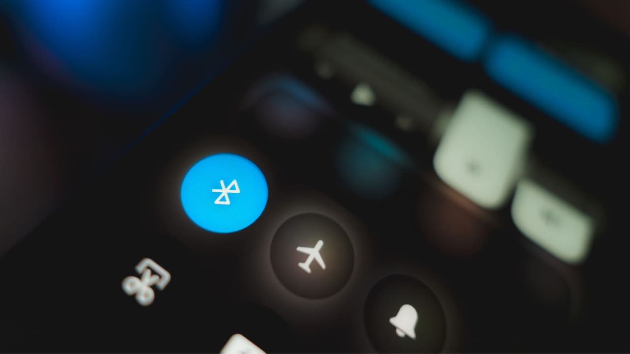 <h3 class="cms-H3-H3">Bluetooth: el lazo invisible</h3> El Bluetooth es 
<b>esa magia que une tu teléfono con los audífonos, el reloj, el carro o la bocina</b>. Funciona con ondas de corto alcance y consume poca energía. 
<br>Pero también tiene su carácter:
<b> a veces se desconecta sin avisar. </b>Si pasa, simplemente “olvida” el dispositivo en los ajustes y vuelve a emparejarlo. Es su forma de reiniciar la relación.