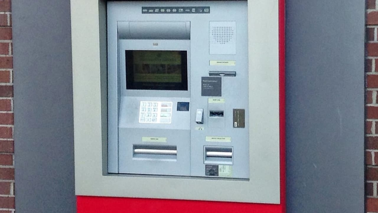 <b>Bancos</b>
<br>Debido a que el Junteenth es un día feriado oficial, las instituciones bancarias cierran o laboran con horarios modificados. 
<br>
<br>Bank of America, Chase y TD Bank son algunas de las instituciones que NO operan este día. 
<br>
<br>Sin embargo, los servicios electrónicos y la disposición en cajeros automáticos opera con normalidad.