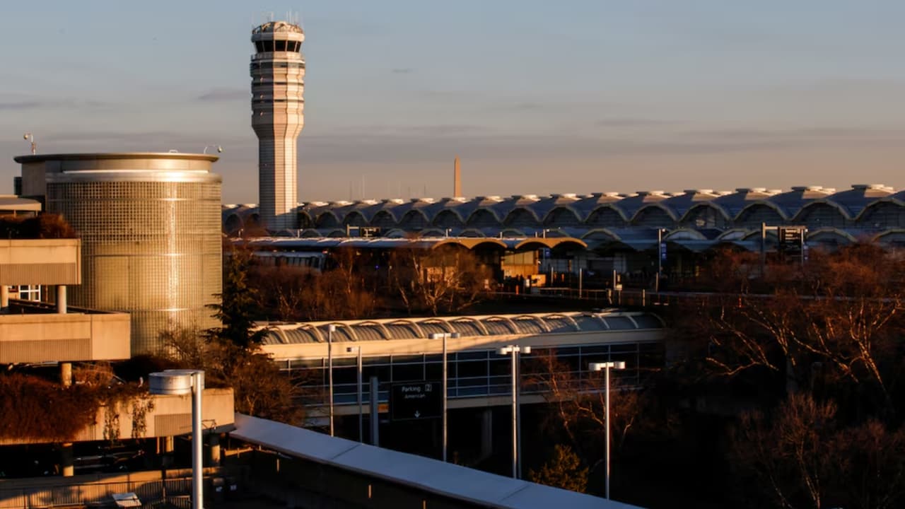 Falsas alertas en el Aeropuerto Ronald Reagan causan maniobras de varios aviones; FAA investiga